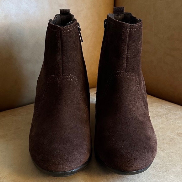 Clarks Crystal Quartz Women's Brown Suede Wedge Ankle Boots 8.5 Winter Casual - Picture 2 of 12